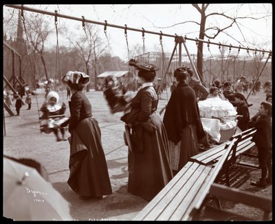 Vista di una donna che spinge bambini sulle altalene al Tompkins Square Park, nel Giorno dell